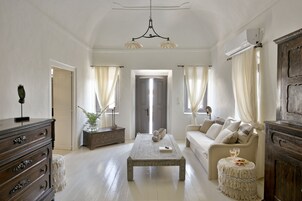 Villa de lujo, 3 habitaciones | Sala de estar | Una televisión LCD