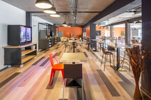 Tägliches Frühstücksbuffet (11.9 EUR pro Person)