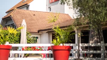 Seasonal outdoor pool, open 8:00 AM to 11:00 PM, pool loungers