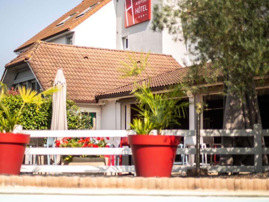 Seasonal outdoor pool, open 8:00 AM to 11:00 PM, pool loungers
