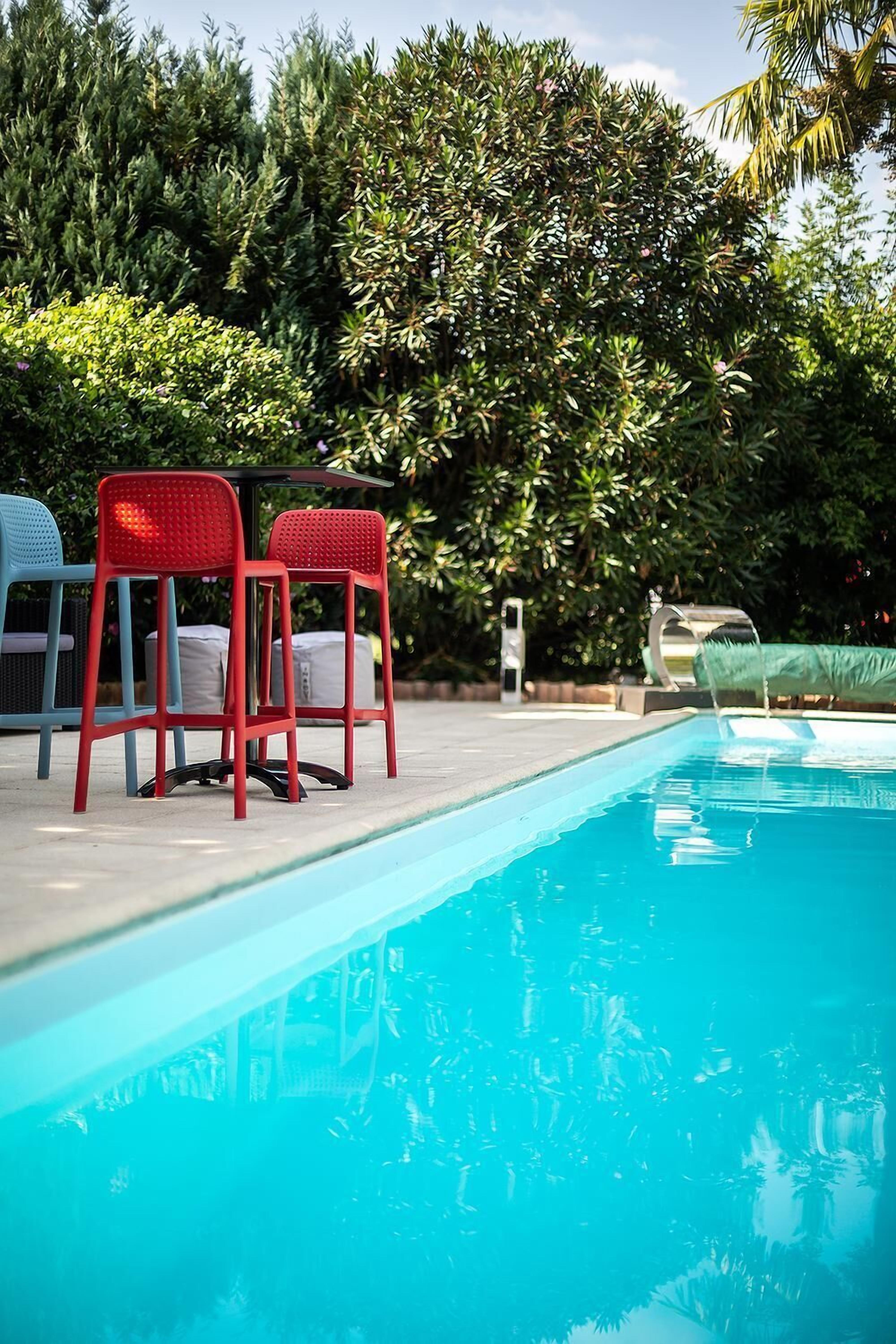 seasonal outdoor pool, open 7 am to 9 pm, pool loungers