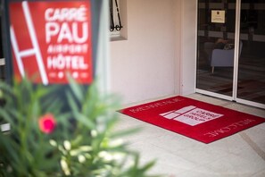 Exterior - Carré Pau Airport Hôtel (Serres-Castet)