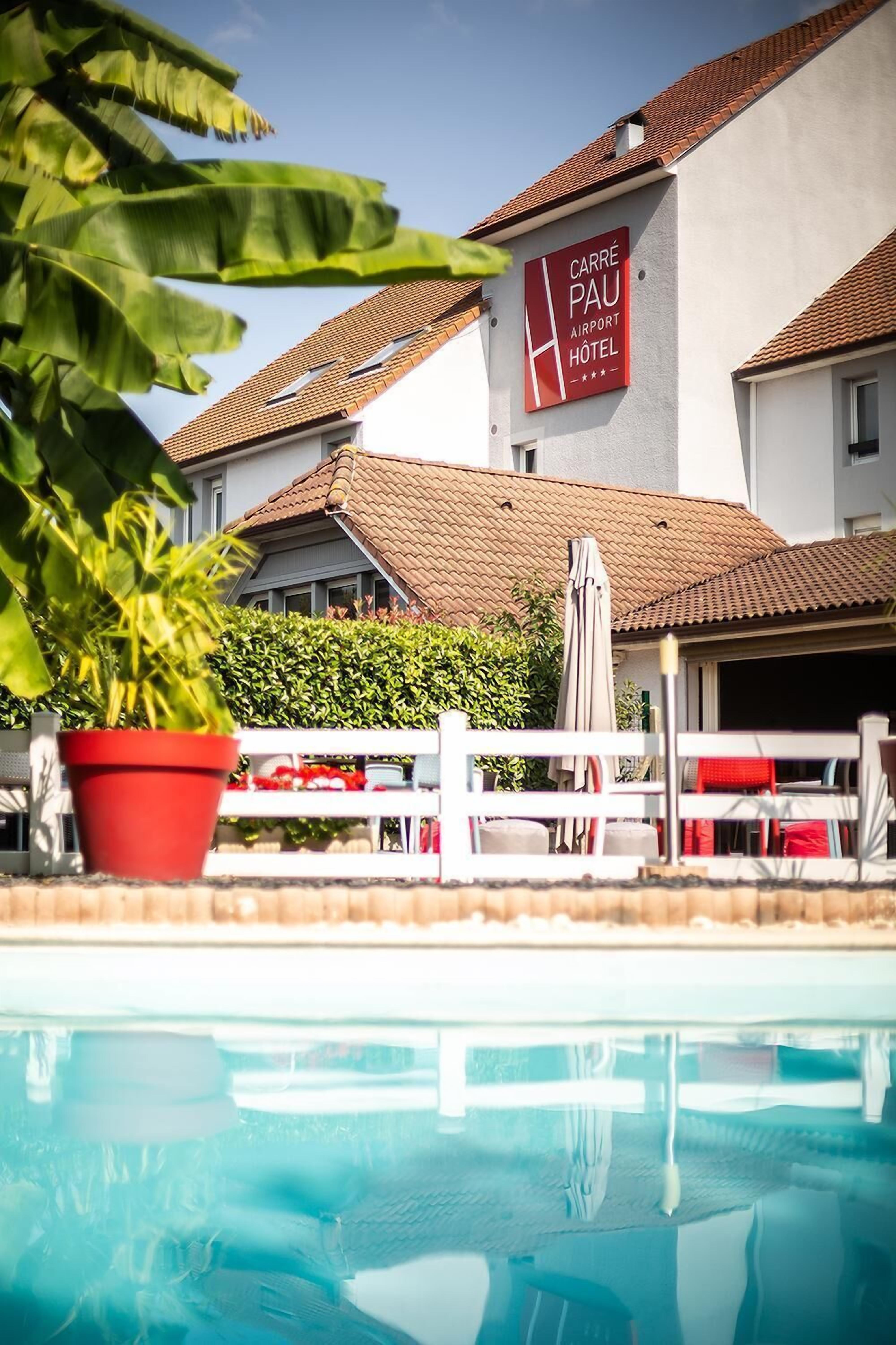 seasonal outdoor pool, open 7 am to 9 pm, pool loungers