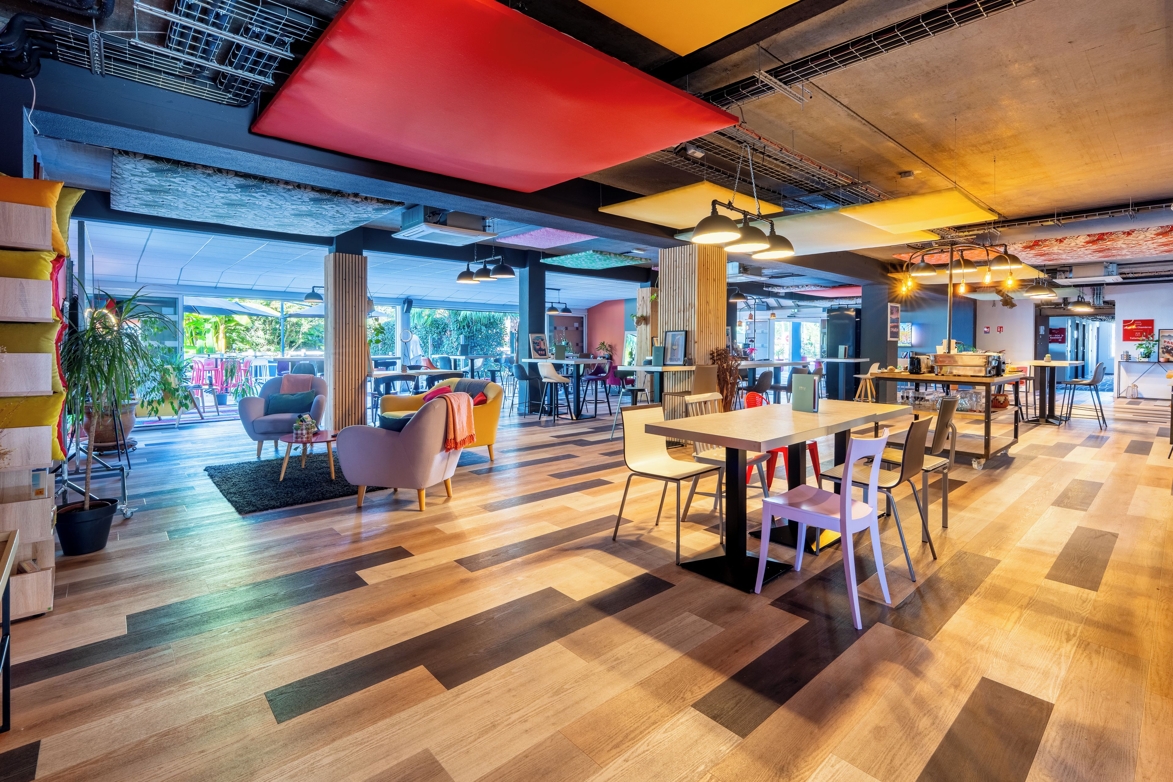 Um interior moderno com diversos espaços de estar, incluindo um bar e uma área de jantar com piso de madeira e mobiliário contemporâneo.