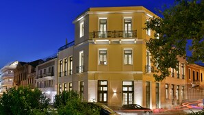 Un edificio de varios pisos con balcones, ventanas amplias y una fachada bien iluminada.