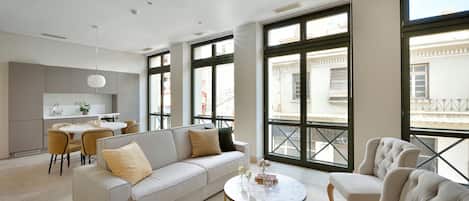 Apartamento grand, 2 quartos (Thissio View) | Sala de estar | TV LCD
