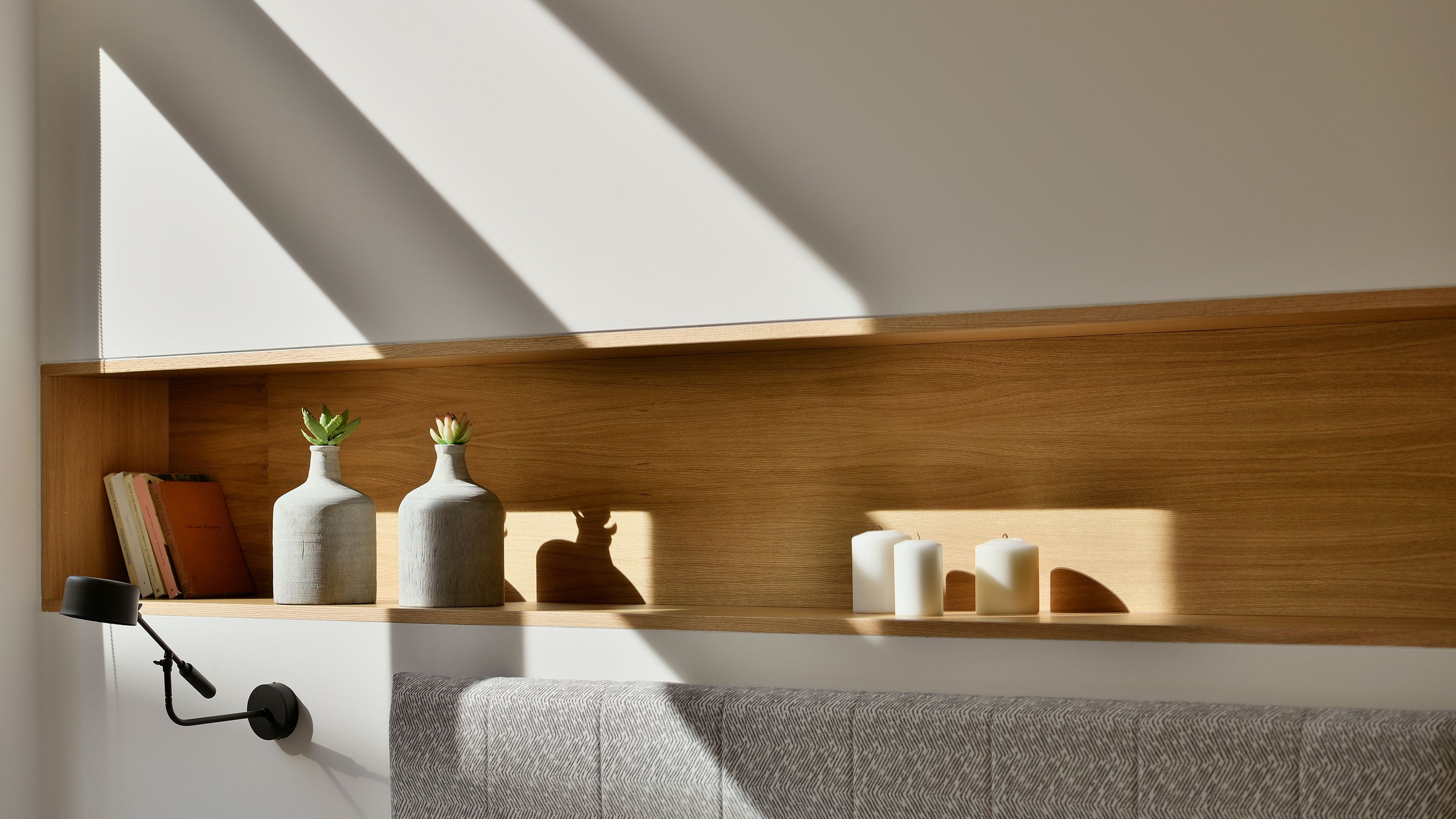 Phòng Suite, tầng trệt (Downtown External Entrance) | Bàn, màn/rèm cản sáng, phòng cách âm, bàn ủi/dụng cụ ủi quần áo 