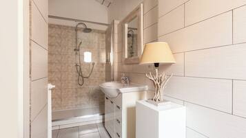 Duplex | Bathroom | Shower, hair dryer, bidet, towels