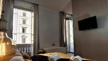 Quarto júnior, sacada, vista para a cidade | Escrivaninha, espaço de trabalho para notebook, quartos à prova de som