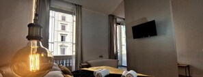 Habitació júnior, balcó, vistes a la ciutat | Escriptori i espai de treball apte per a portàtils