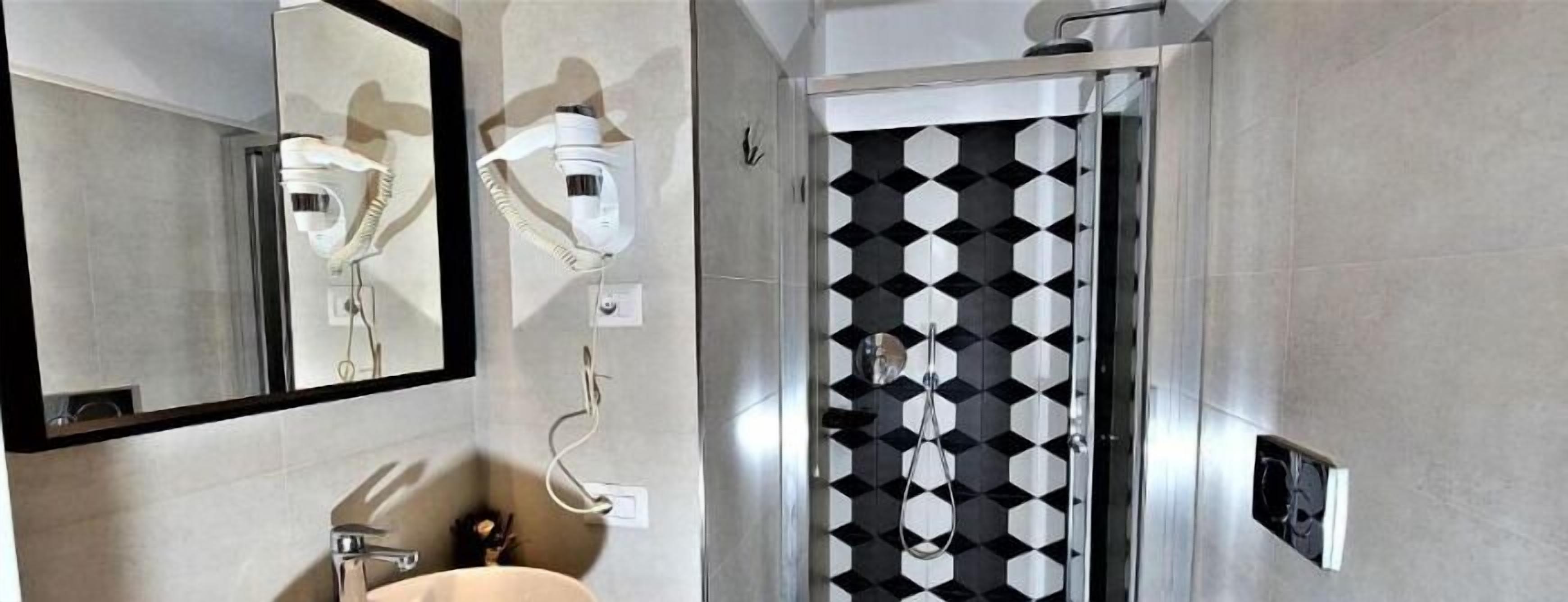 吹风机、毛巾、肥皂、洗发水