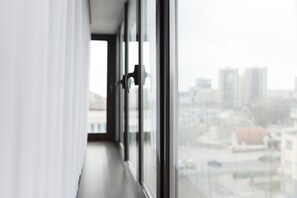 Apartemen, 1 kamar tidur | Brankas, tirai kedap cahaya, kedap suara, dan Wi-Fi gratis