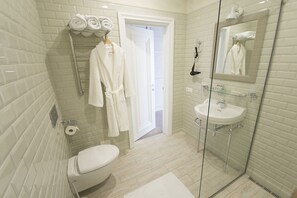 Quarto casal standard, 1 cama King | Banheiro | Chuveiro, produtos de toalete grátis, secador de cabelo