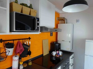 Apartamento Confort, cocina | Cocina privada | Frigorífico, microondas, horno y placa de cocina