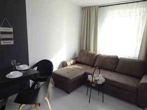 Apartamento Confort, cocina | Zona de estar | Una televisión de pantalla plana