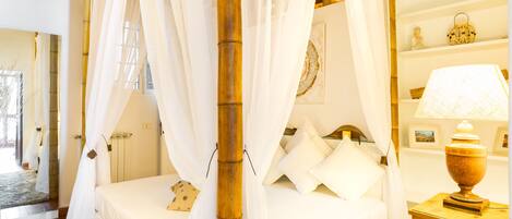 2 عدّة غرف نوم وأغطية فراش متميزة ومكواة/لوح كي وأسرّة أطفال/رضّع