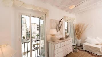 2 habitaciones, tabla de planchar con plancha y cunas gratuitas