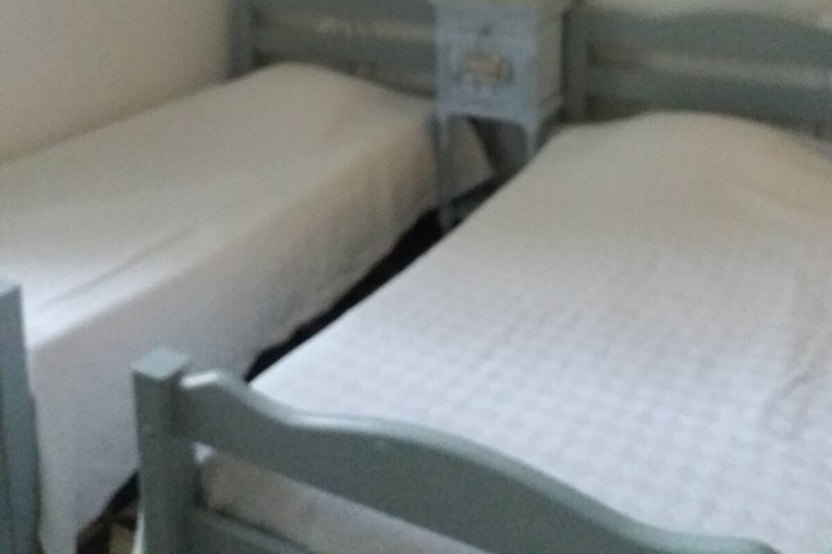 Zweibettzimmer (Air) | Zustellbetten, kostenloses WLAN, Bettwäsche