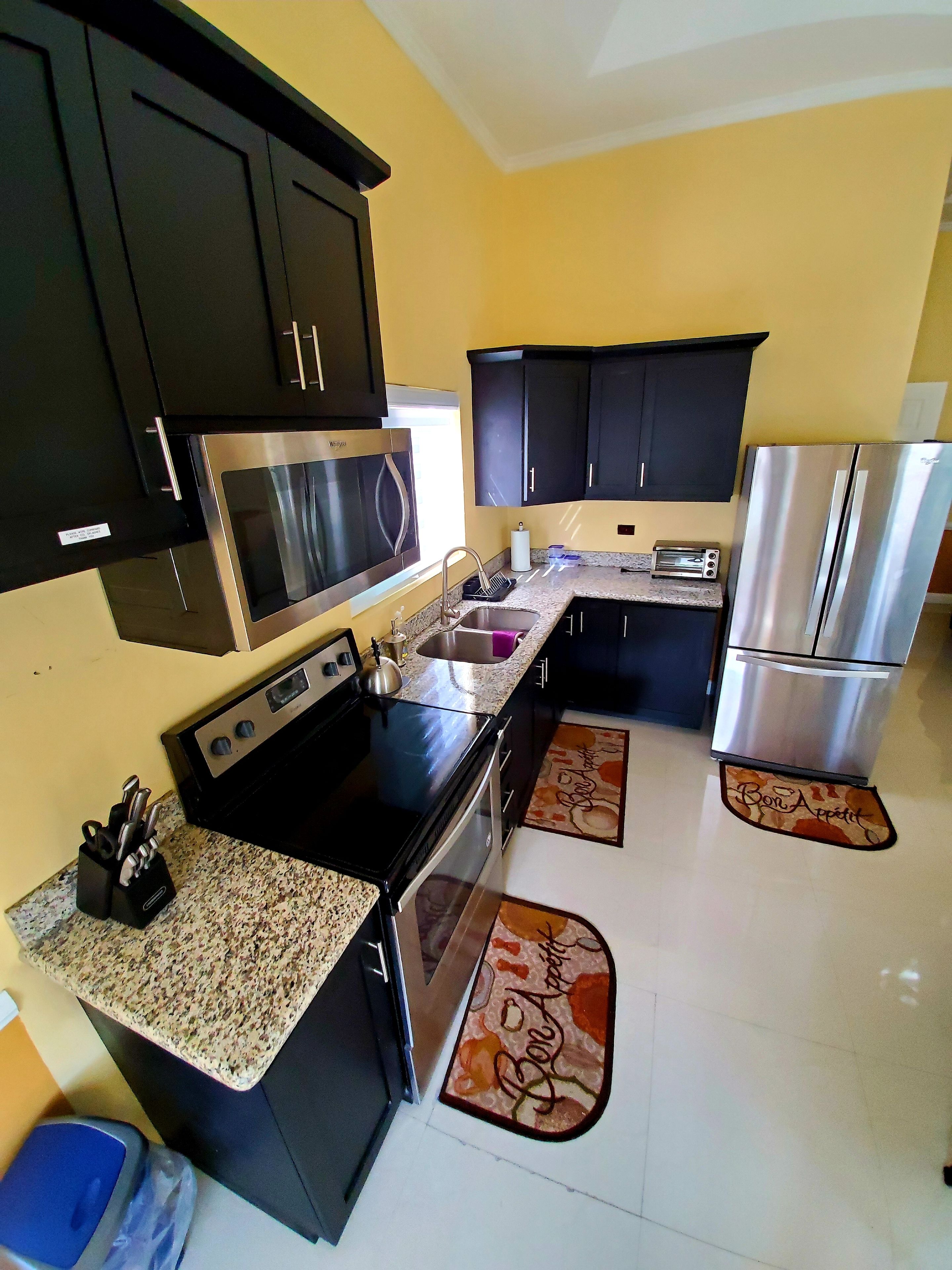 Geladeira grande, micro-ondas, fogão, cooktop