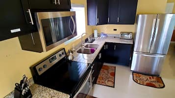 Geladeira grande, micro-ondas, fogão, cooktop