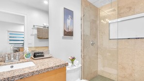 6 - Deluxe Queen Suite w/Full Couch Bed | Bathroom | Shower, free toiletries, hair dryer, towels - Hotel Seacrest (Lauderdale-by-the-Sea)