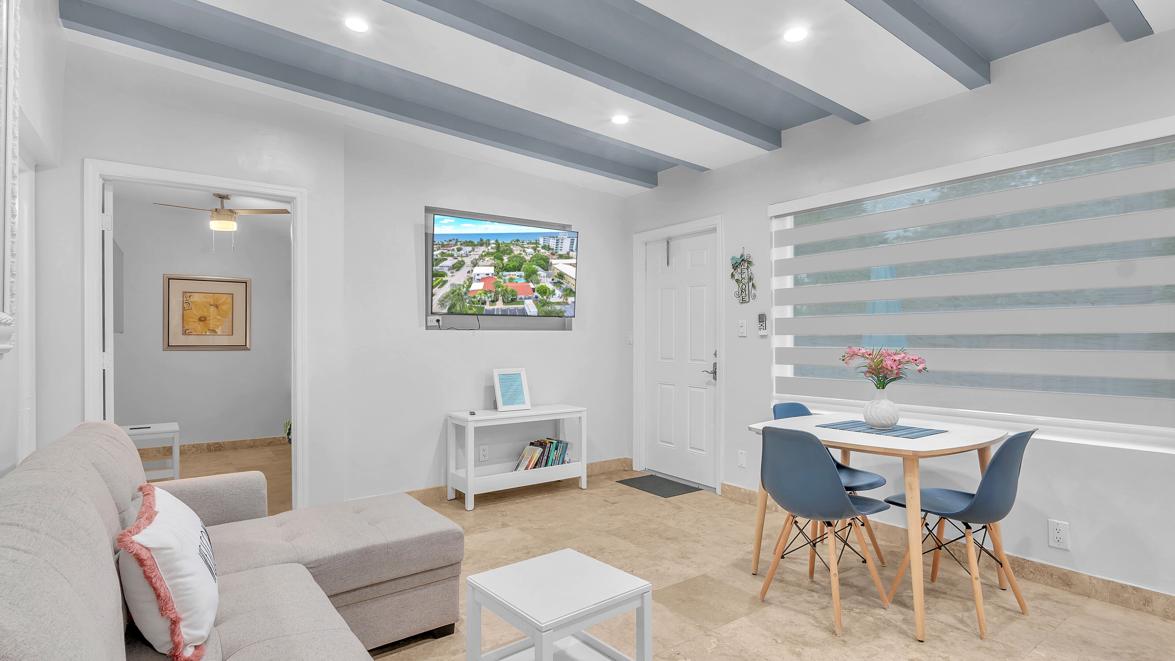 Deluxe King Suite One Bedroom w/Full Couch Bed-Unit 8