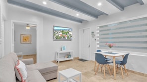 Deluxe King Suite One Bedroom w/Full Couch Bed-Unit 8