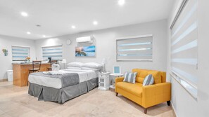 6 - Deluxe Queen Suite w/Full Couch Bed