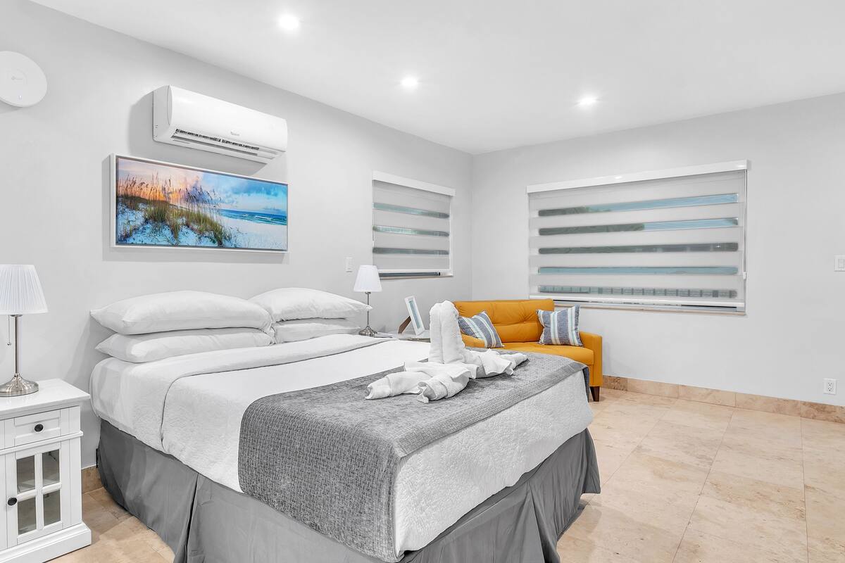 6 - Deluxe Queen Suite w/Full Couch Bed | Premium bedding, Tempur-Pedic beds, laptop workspace, blackout drapes