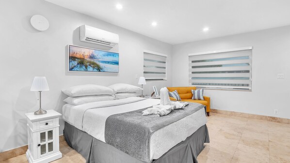 Deluxe Queen Suite w/Full Couch Bed-Unit 6 | Hochwertige Bettwaren, Tempur-Pedic-Betten, individuell dekoriert