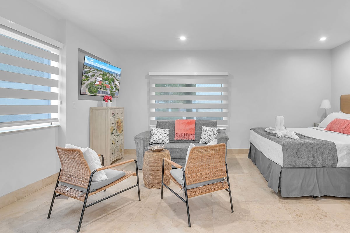 1 - Deluxe King Suite w/Full Size Couch | 1 bedroom, premium bedding, Tempur-Pedic beds, individually decorated
