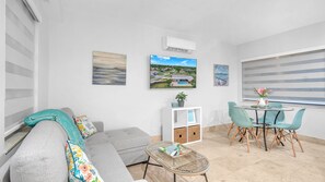 5 - Deluxe Queen Suite w/Full Couch Bed | Living area