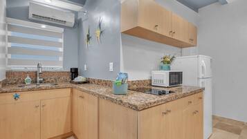 Deluxe King Suite One Bedroom w/Full Couch Bed-Unit 8 | Dapur pribadi | Lemari es, microwave, dan mesin pembuat kopi/teh