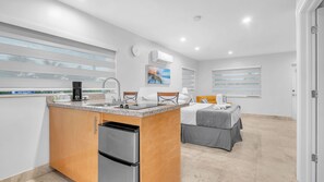 6 - Deluxe Queen Suite w/Full Couch Bed | Premium bedding, Tempur-Pedic beds, individually decorated - Hotel Seacrest (Lauderdale-by-the-Sea)