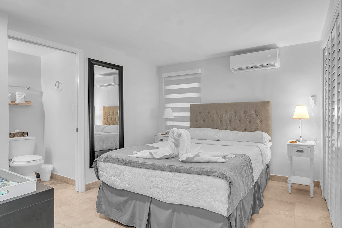 4 - Queen Suite w/Kitchenette | Premium bedding, Tempur-Pedic beds, laptop workspace, blackout drapes