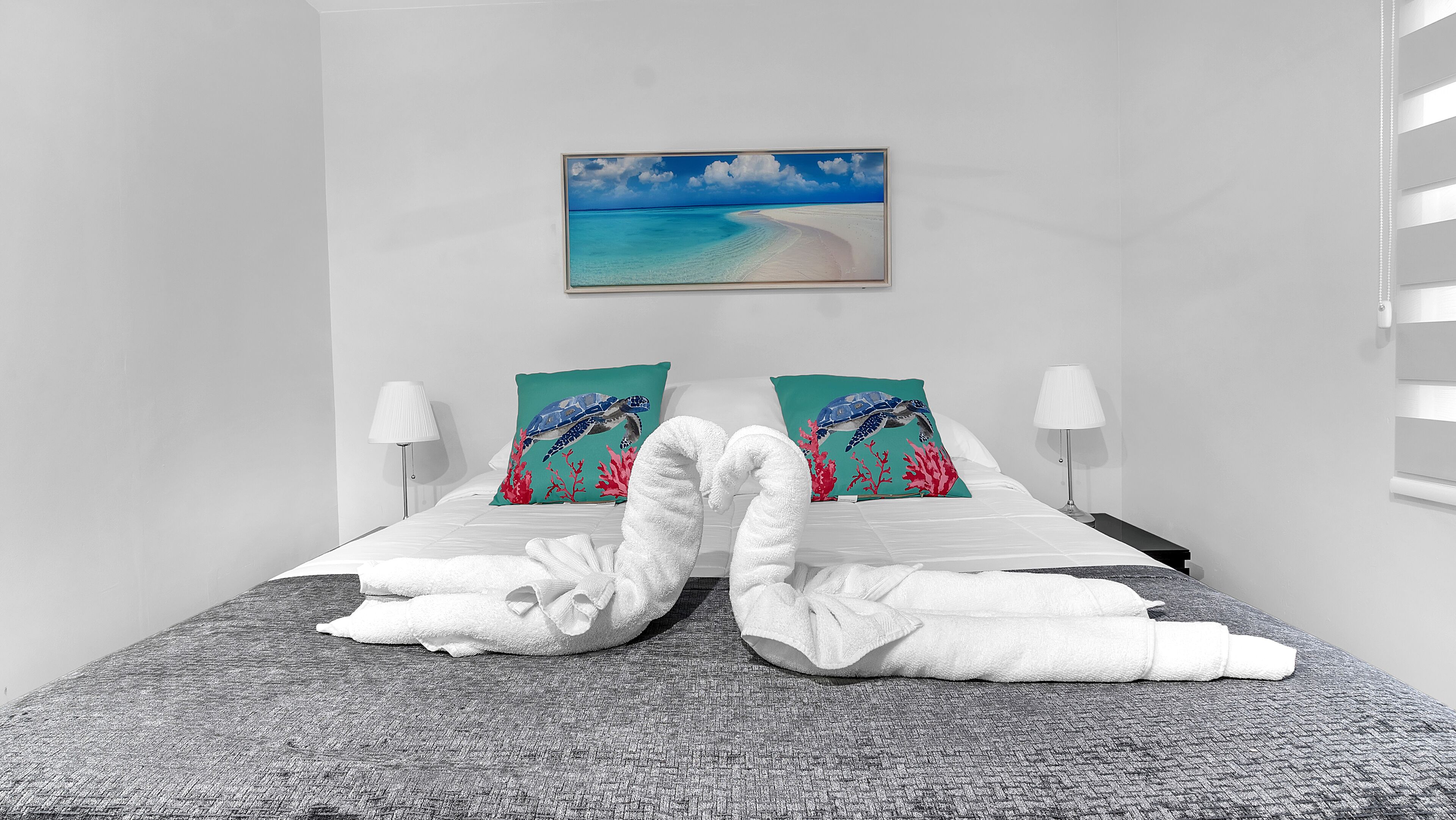 Deluxe Queen One Bedroom Suite w/ Full Couch Bed-Unit 3 | 高級寢具、Tempur-Pedic 床墊、獨特裝潢、布置獨特