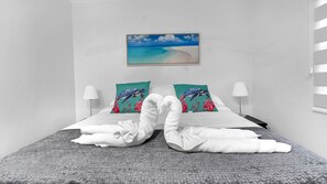 Deluxe Queen One Bedroom Suite w/ Full Couch Bed-Unit 3