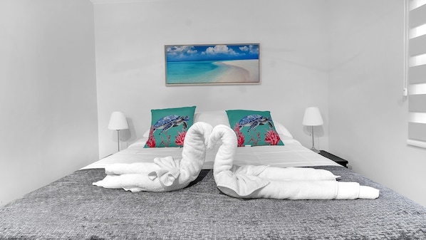 Deluxe Queen One Bedroom Suite w/ Full Couch Bed-Unit 3 | Literie de qualité supérieure, matelas Tempur-Pedic