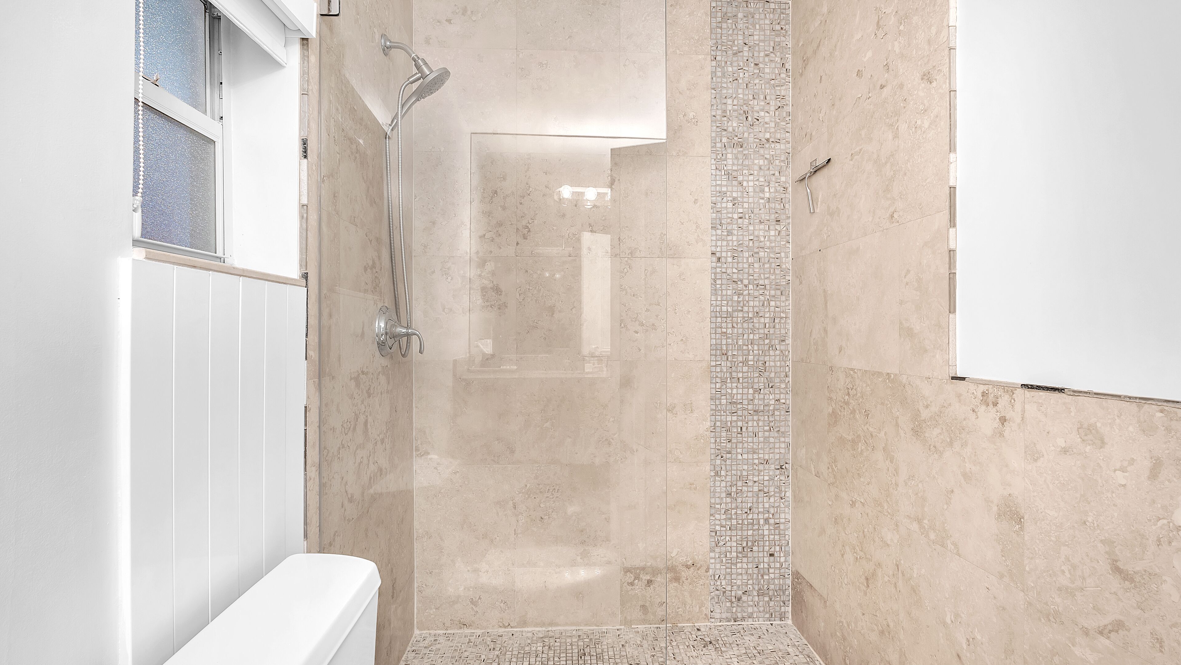 Deluxe Queen Suite w/Full Couch Bed-Unit 5 | Badezimmer | Dusche, kostenlose Toilettenartikel, Haartrockner, Handtücher
