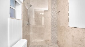 5 - Deluxe Queen Suite w/Full Couch Bed | Bathroom | Shower, free toiletries, hair dryer, towels - Hotel Seacrest (Lauderdale-by-the-Sea)