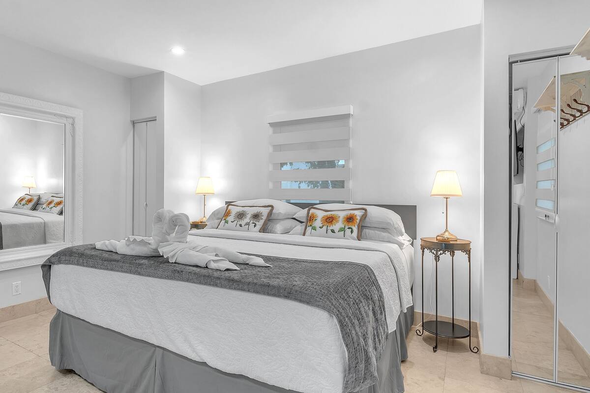 2 - Deluxe King Suite w/Twin Chair Bed | Premium bedding, Tempur-Pedic beds, laptop workspace, blackout drapes