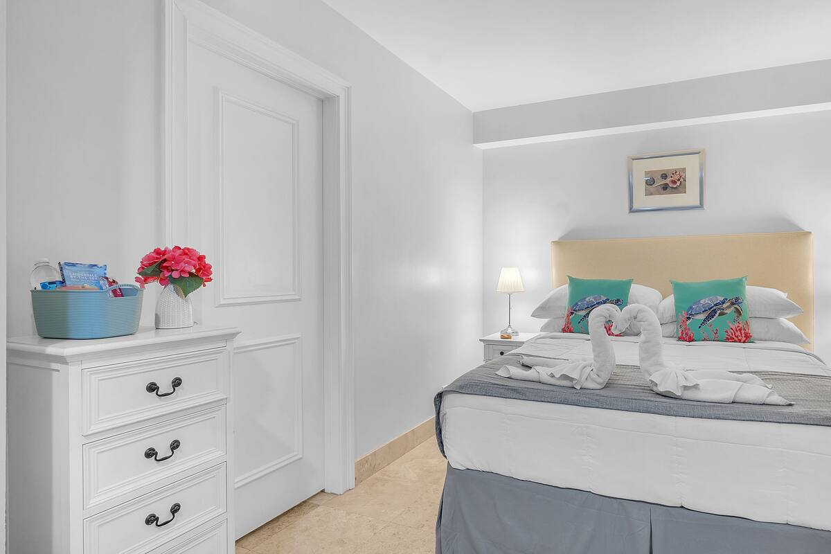 5 - Deluxe Queen Suite w/Full Couch Bed | Premium bedding, Tempur-Pedic beds, laptop workspace, blackout drapes
