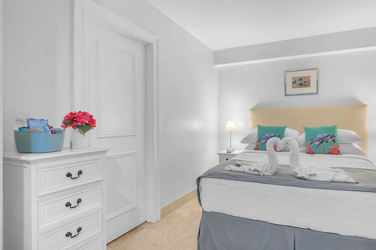 5 - Deluxe Queen Suite w/Full Couch Bed | 1 bedroom, premium bedding, Tempur-Pedic beds, individually decorated