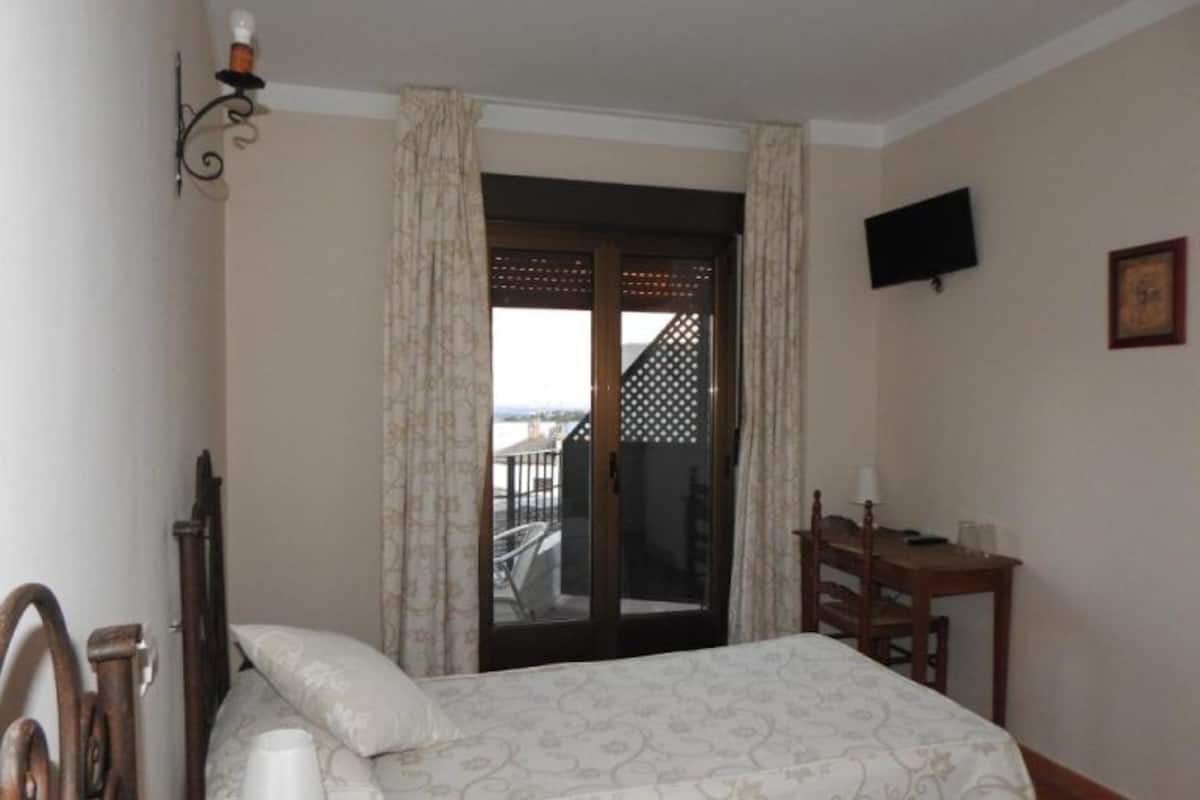 Standard Twin Room | In-room safe, desk, free WiFi, bed sheets