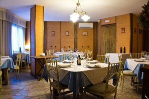 Se sirven desayunos, comidas y cenas 