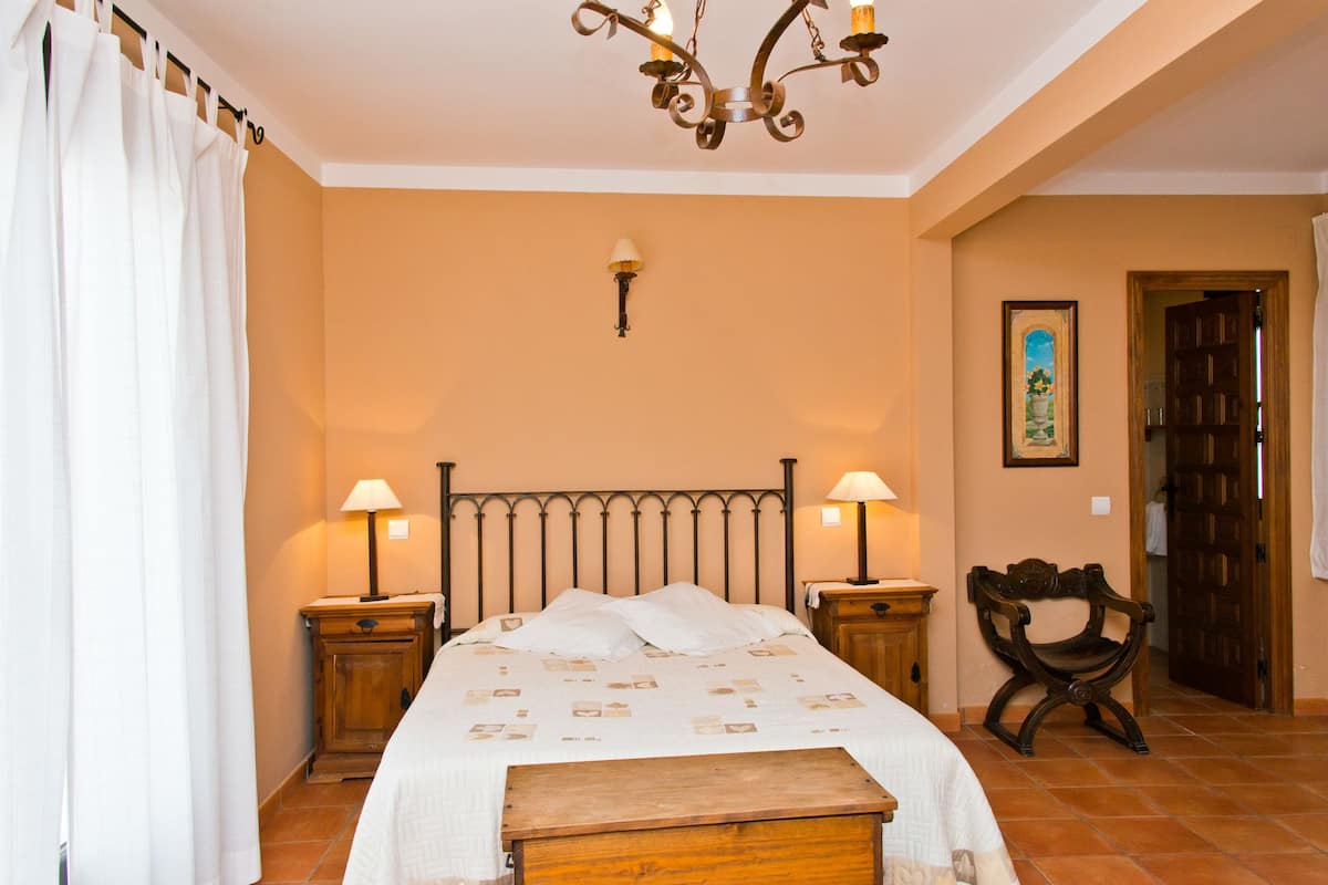 Suite | Een kluis op de kamer, een bureau, gratis wifi, beddengoed