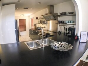 Departamento | 5 habitaciones, tabla de planchar con plancha, cunas y cuna de viaje 