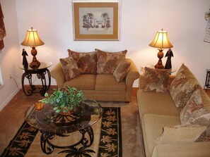 Apartemen | Area keluarga | TV
