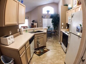 Apartment | Private kitchen | Fridge, microwave, oven, stovetop - Rebecca 1377 Apartment 4 Bedroom (Haines City)
