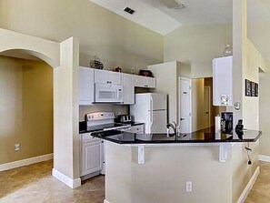 Apartment | Private kitchen | Fridge, microwave, oven, stovetop - Waterview Pad Apartment 4 Bedroom (Haines City)